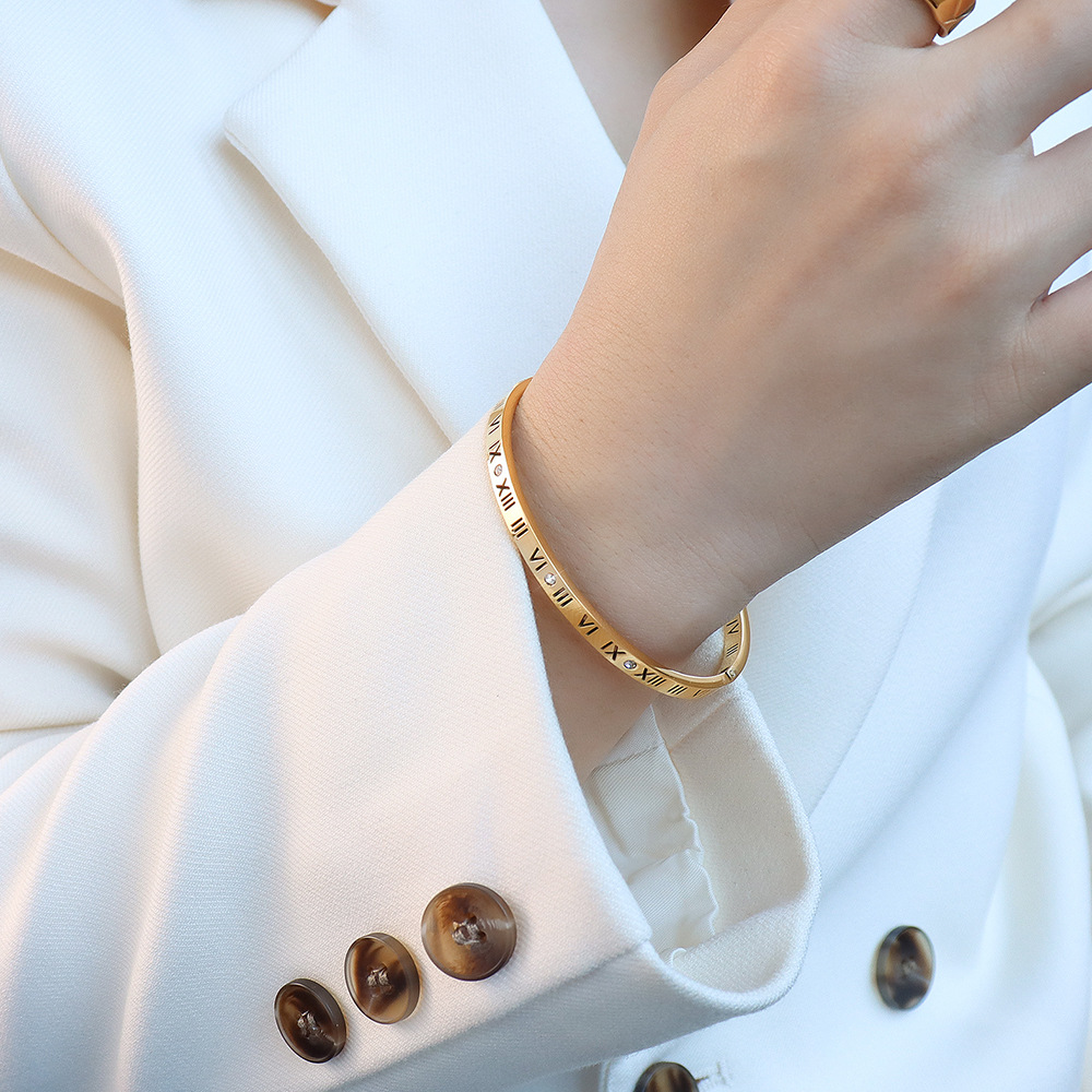 商品23-Diamonds Inlaid Roman Numerals Bangle